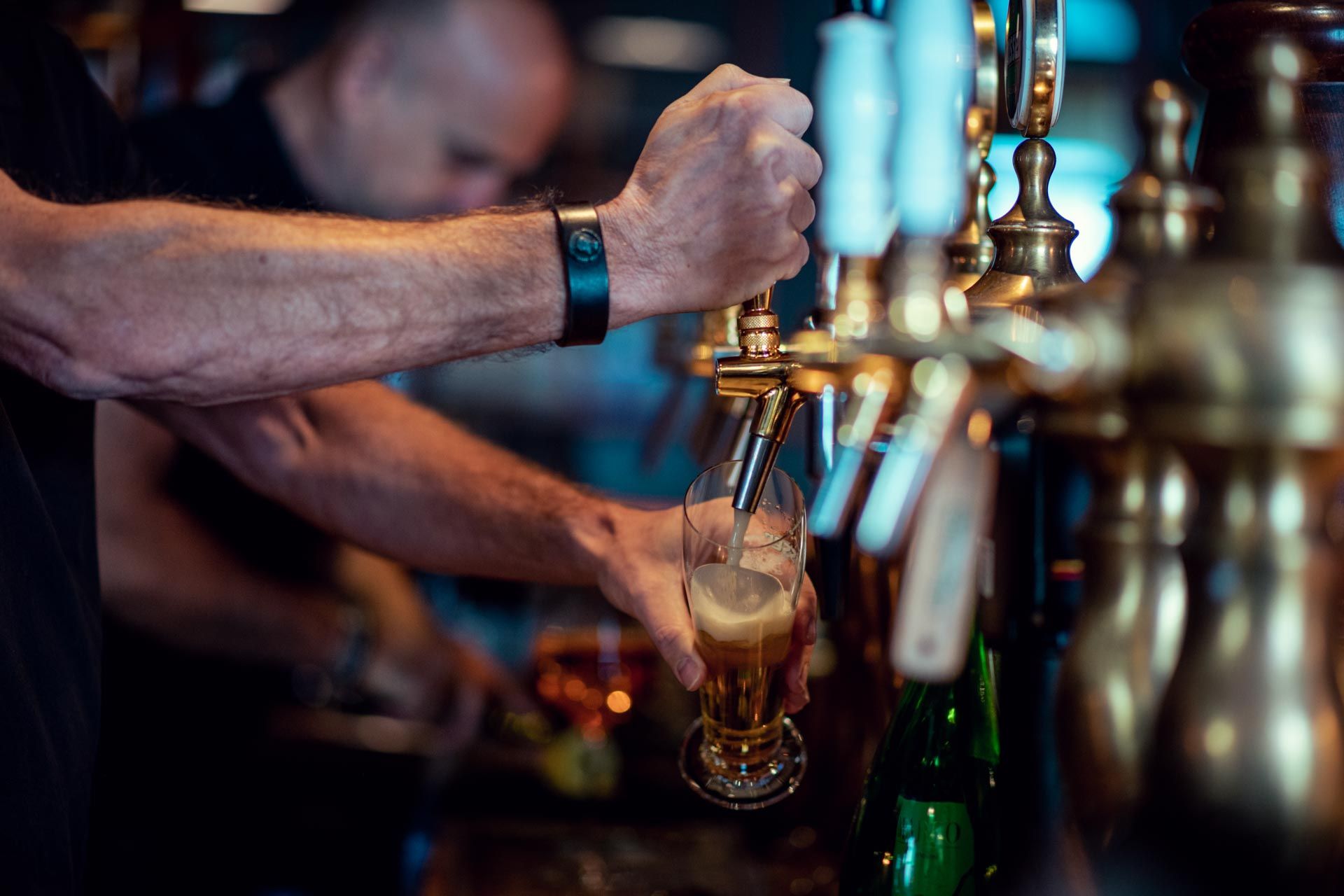 Zapfen eines Bier in Twins Bar & Lounge in St. Johann im Pongau
